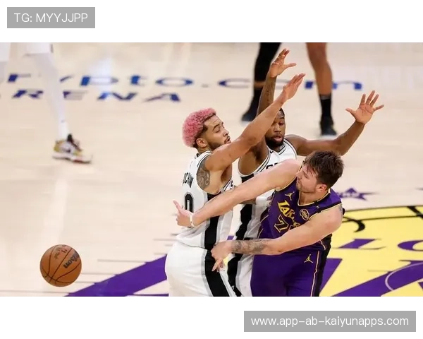 湖人战术核心逐渐向东契奇偏移詹姆斯改打无球