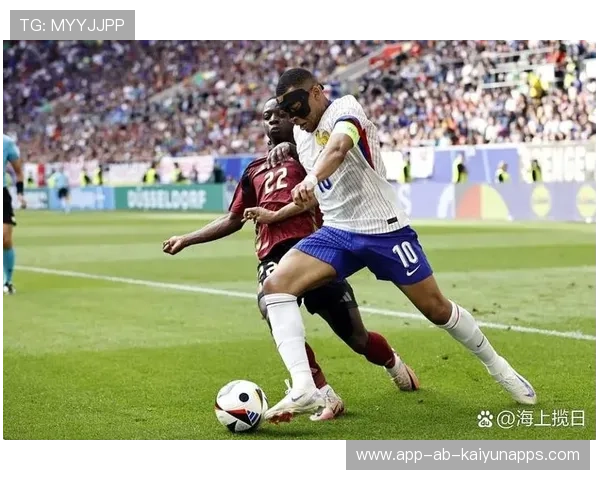 球员精准直塞助攻打穿防线